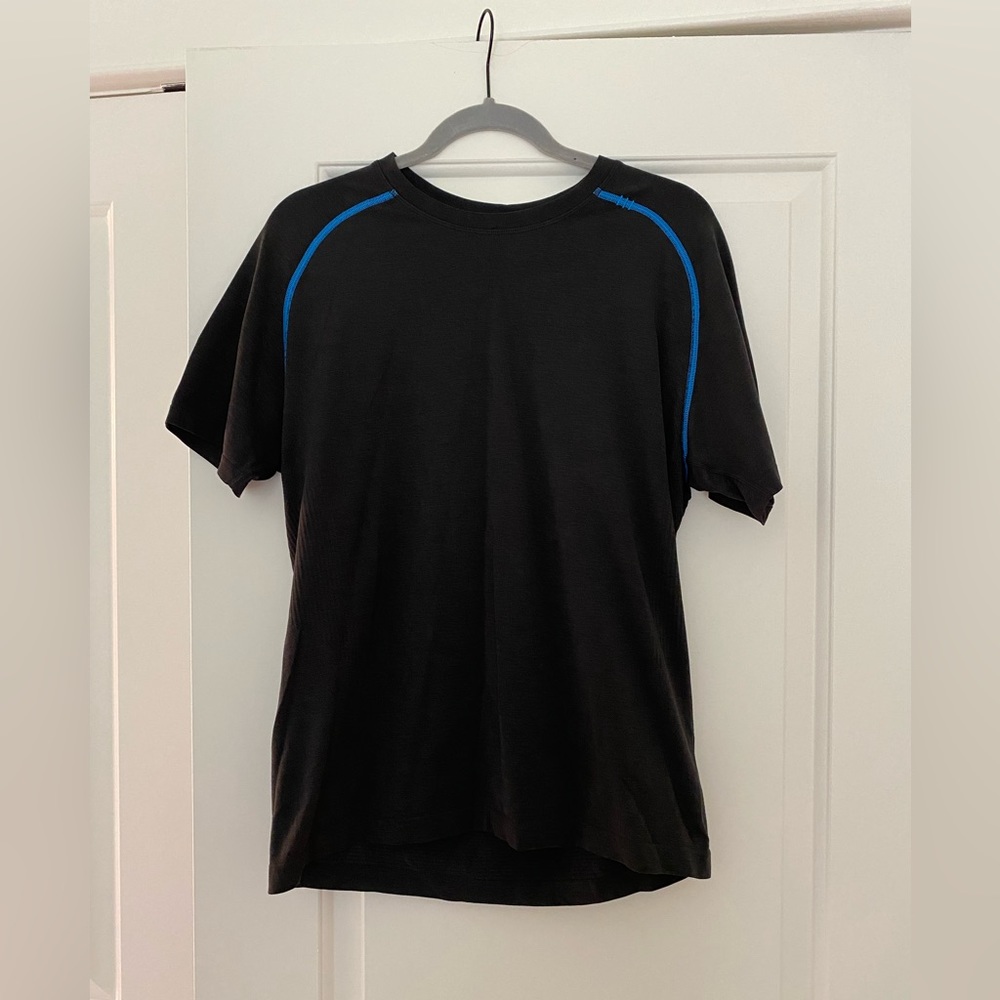 MENS LULULEMON Swift Tech Short-Sleeve Athletic Shirt // blue detail // MEDIUM